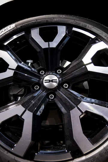 Vista en detalle de la rueda del Dacia Bigster 2025, mostrando su robusto diseño.