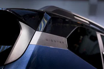 Vista del detalle del emblema Bigster en un SUV Dacia Bigster color azul indigo.