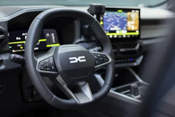 Vista del volante y sistema multimedia del Dacia Bigster, mostrando su ergonomía y tecnología.