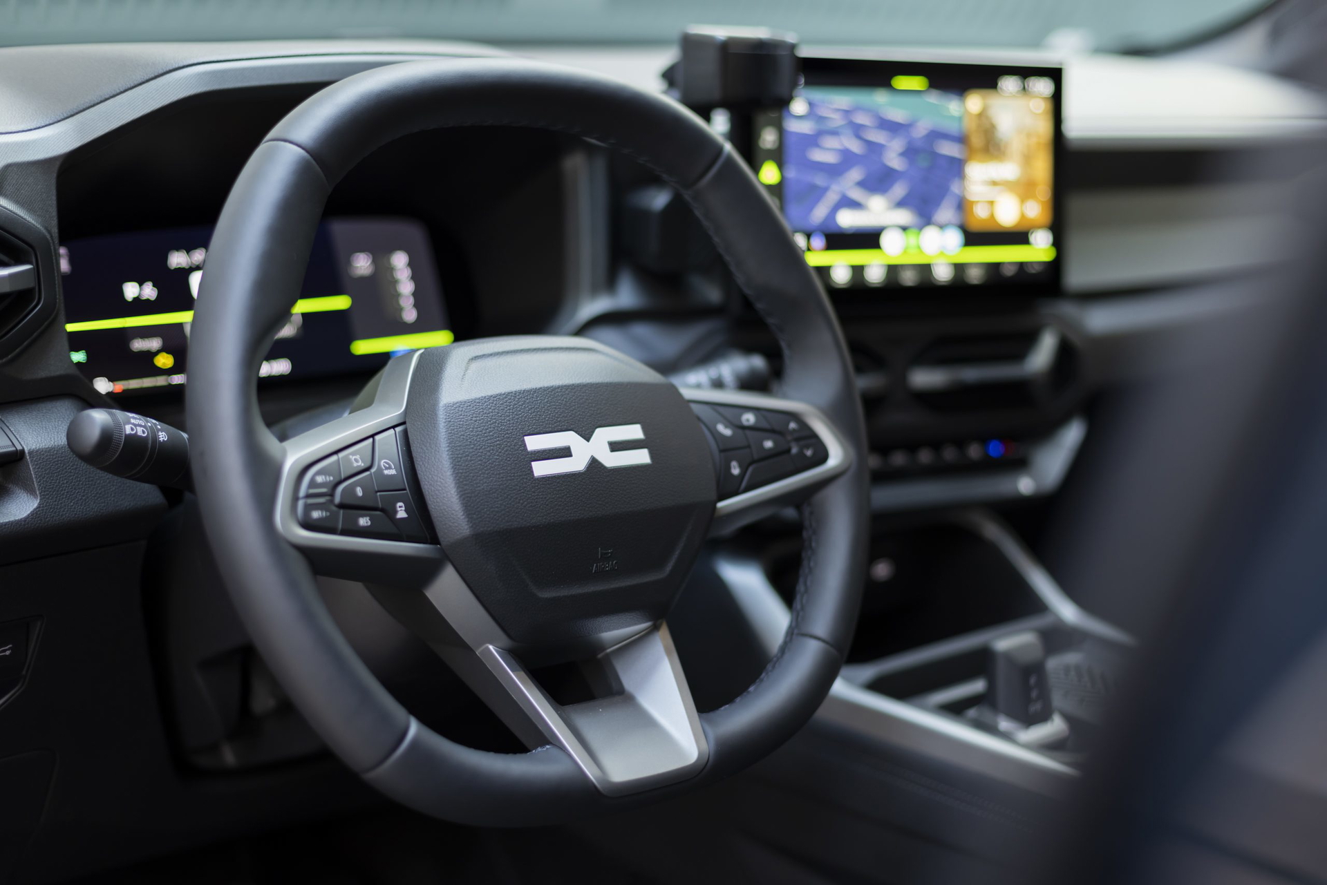 Vista del volante y sistema multimedia del Dacia Bigster, mostrando su ergonomía y tecnología.