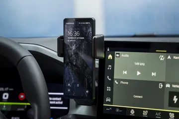 Vista del sistema de infoentretenimiento y móvil acoplado en Dacia Bigster.
