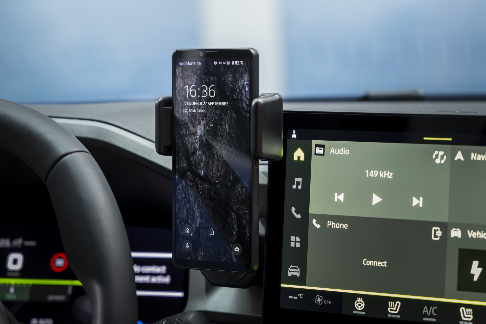 Vista del sistema de infoentretenimiento y móvil acoplado en Dacia Bigster.