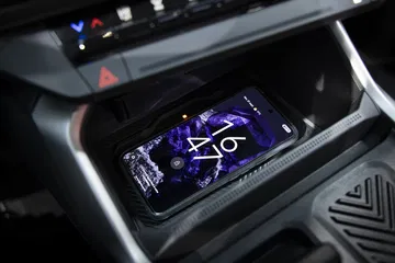 Consola central del Dacia Bigster con sistema de infotainment.
