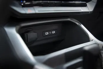 Vista del puerto de carga USB en el Dacia Bigster 2025.