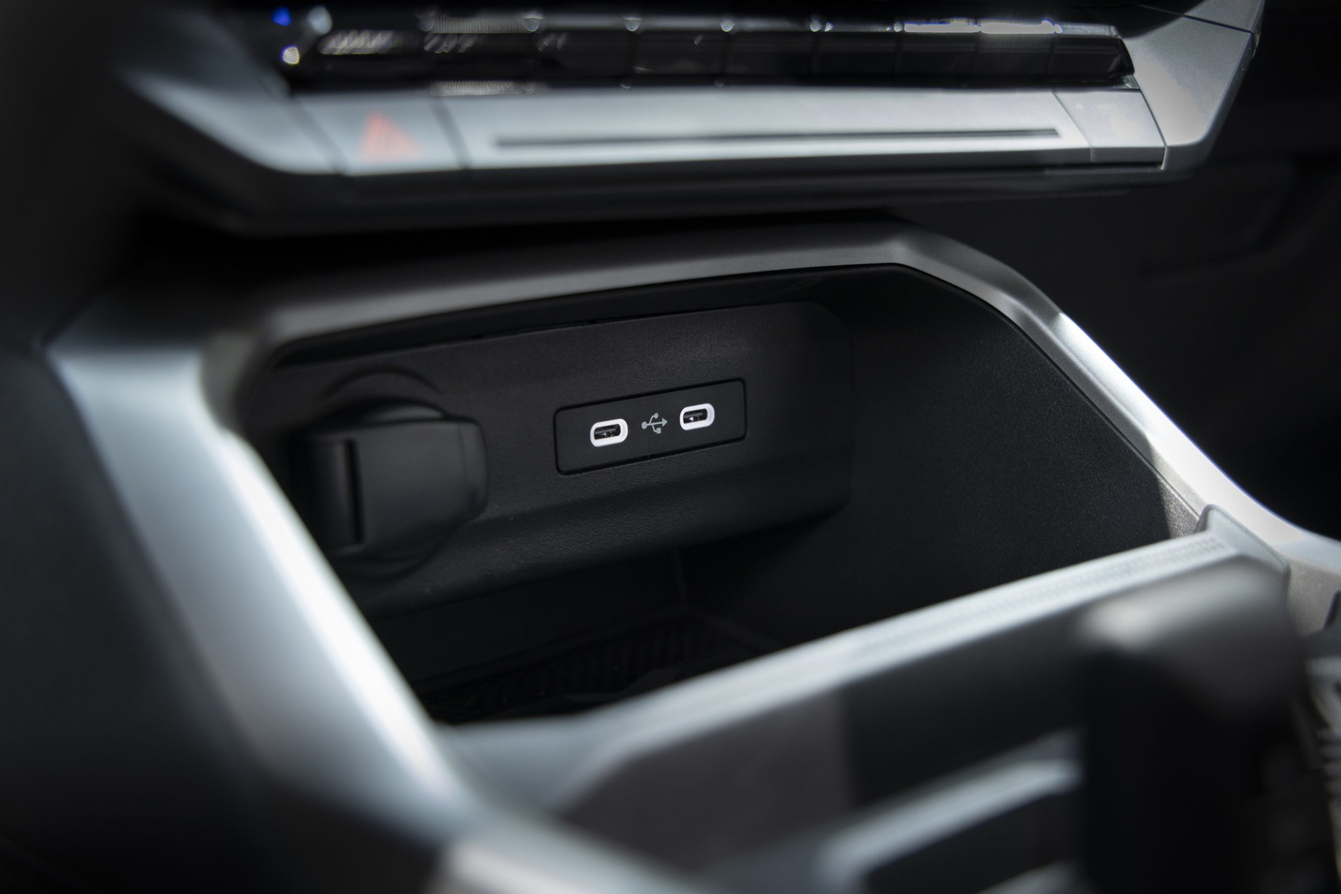 Vista del puerto de carga USB en el Dacia Bigster 2025.