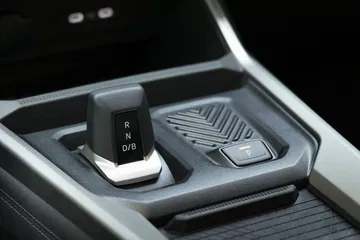 Palanca de cambios del Dacia Bigster Hybrid en acabado de primera calidad.