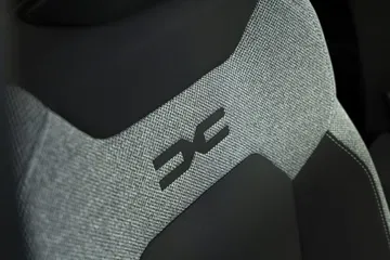 Vista cercana del detalle de los asientos del Dacia Bigster, destacando la marca.
