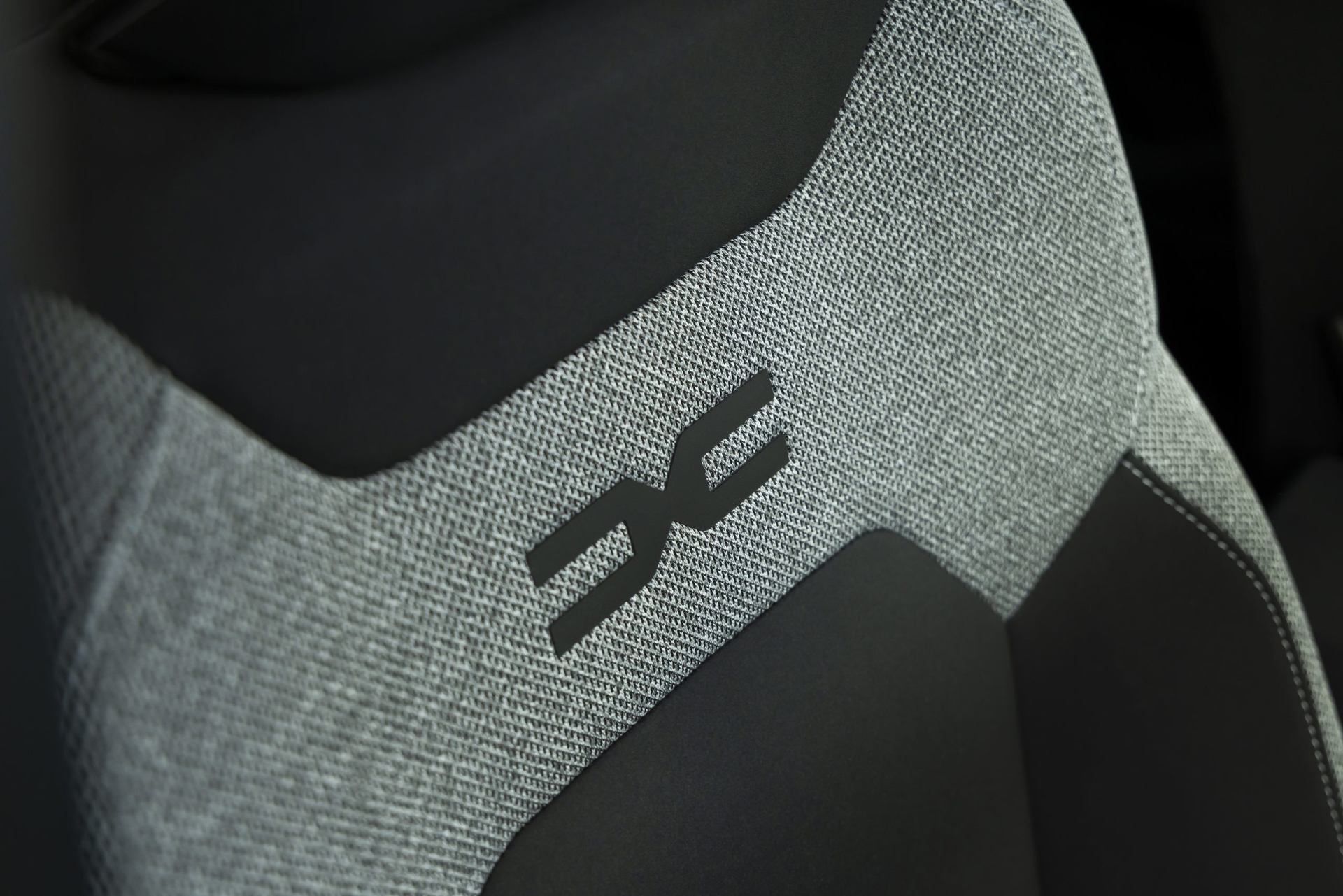 Vista cercana del detalle de los asientos del Dacia Bigster, destacando la marca.