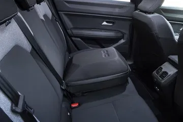 Vista detallada de los asientos traseros del Dacia Bigster con prestaciones enfocadas en la comodidad.