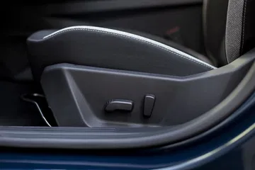 Vista detallada del ajuste de asiento del Dacia Bigster, acabado y ergonomía.