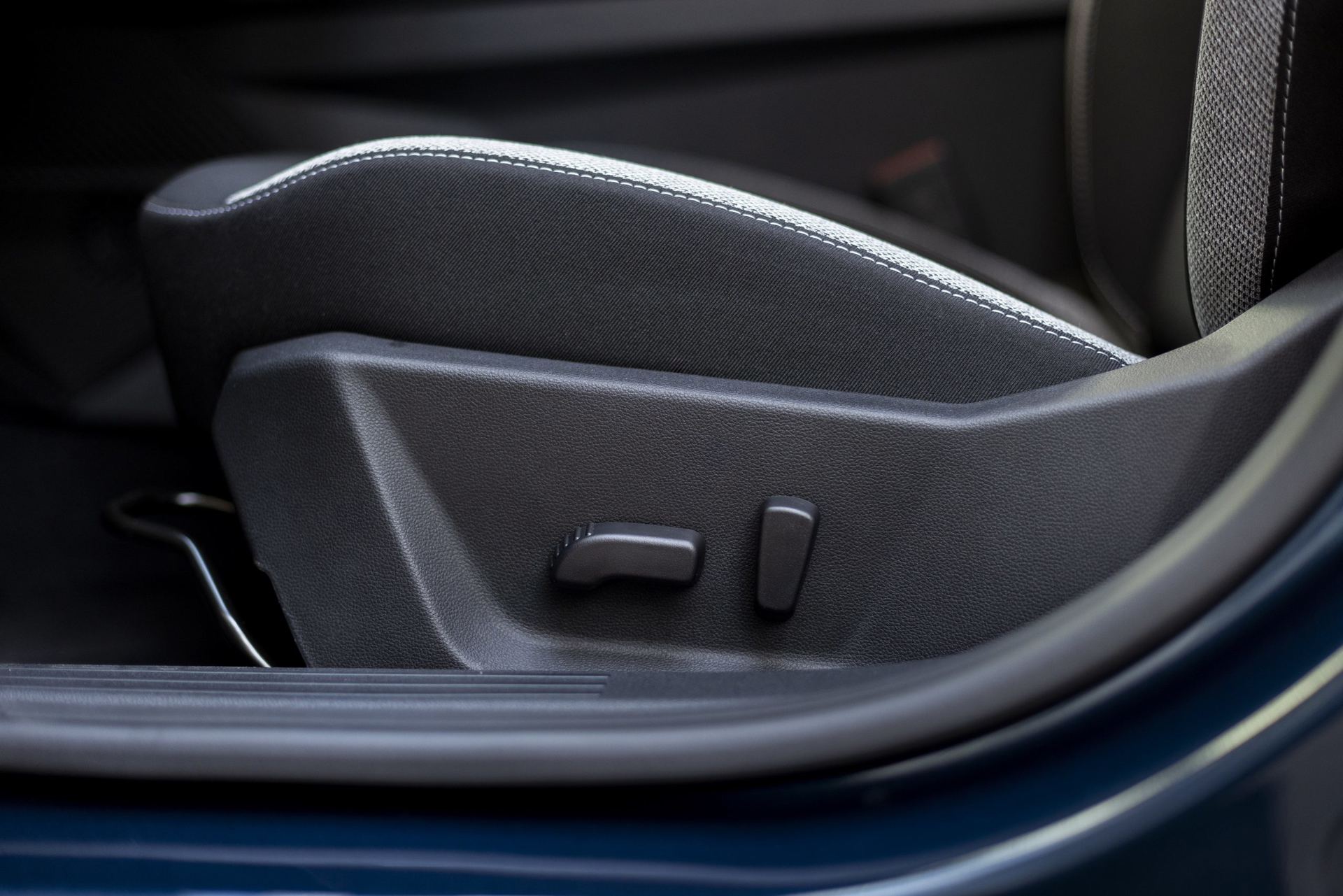 Vista detallada del ajuste de asiento del Dacia Bigster, acabado y ergonomía.