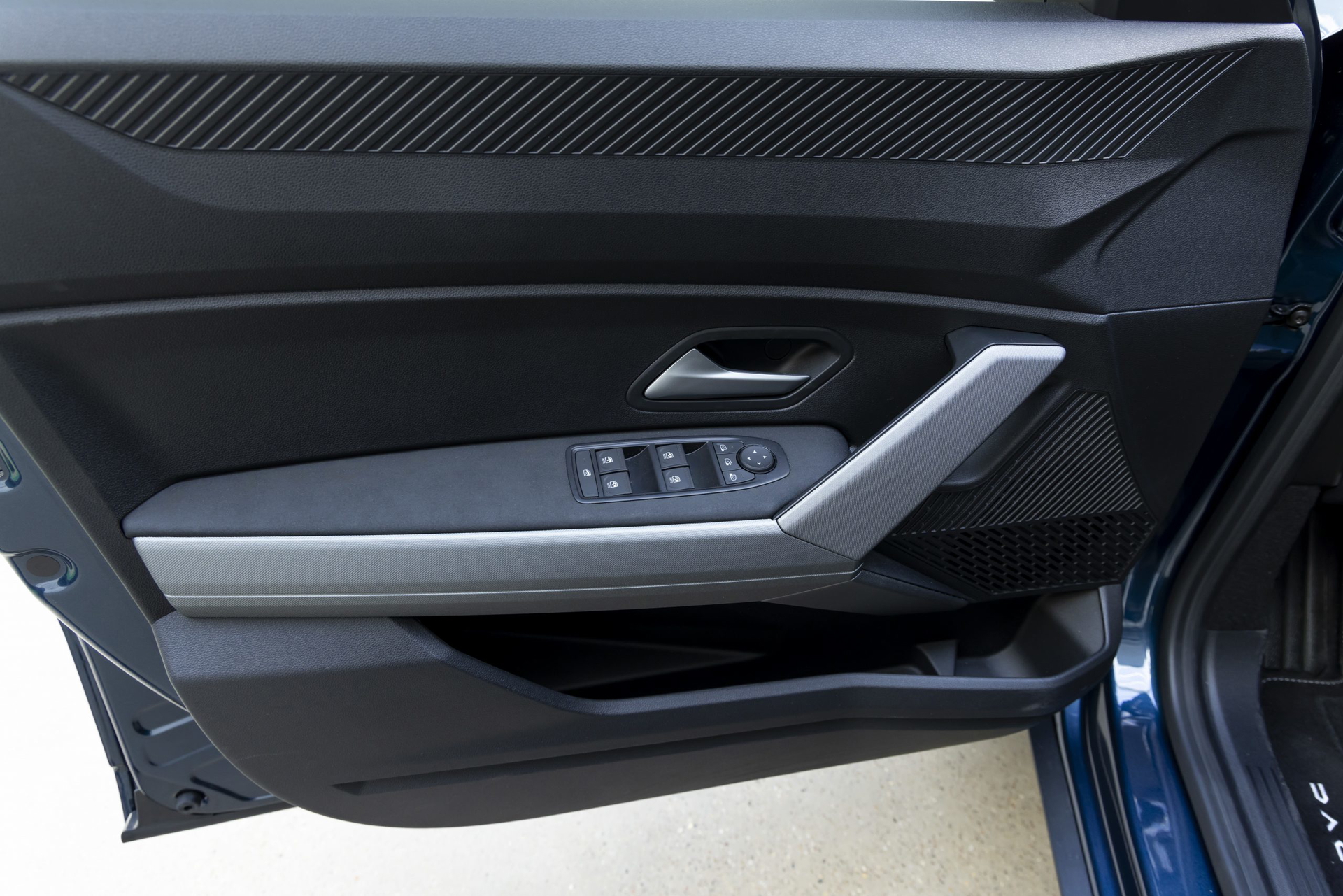 Panel de puerta con acabados modernos del Dacia Bigster 2025