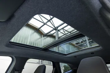 Vista del amplio techo panorámico del Dacia Bigster, promete luminosidad y amplitud.