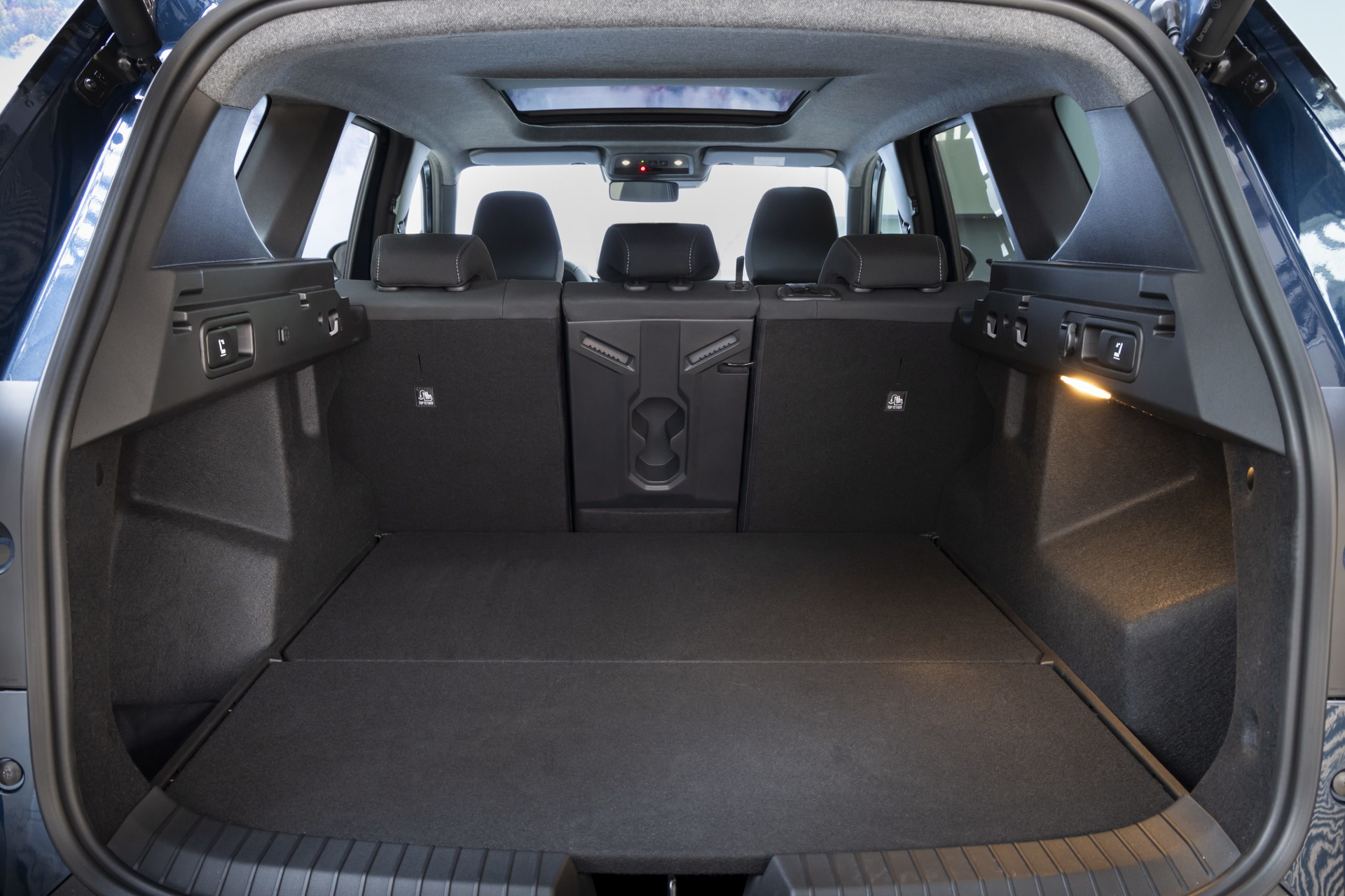 Vista del maletero amplio y versátil del Dacia Bigster 2025, acabados funcionales.