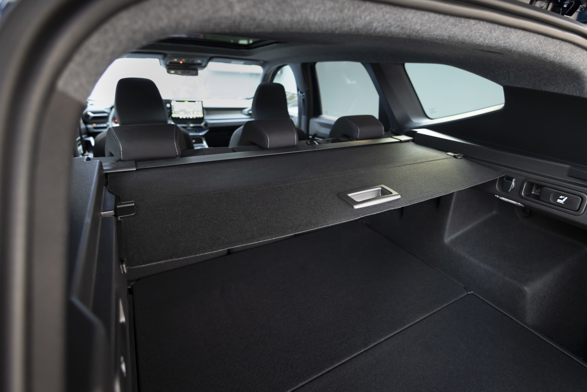 Vista del amplio maletero del Dacia Bigster, destacando su capacidad y diseño funcional.