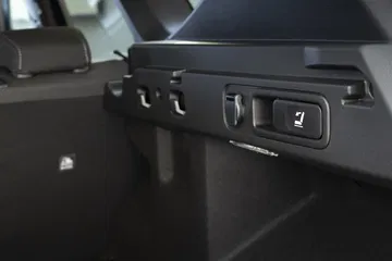 Botonera del maletero del Dacia Bigster que resalta su funcionalidad.