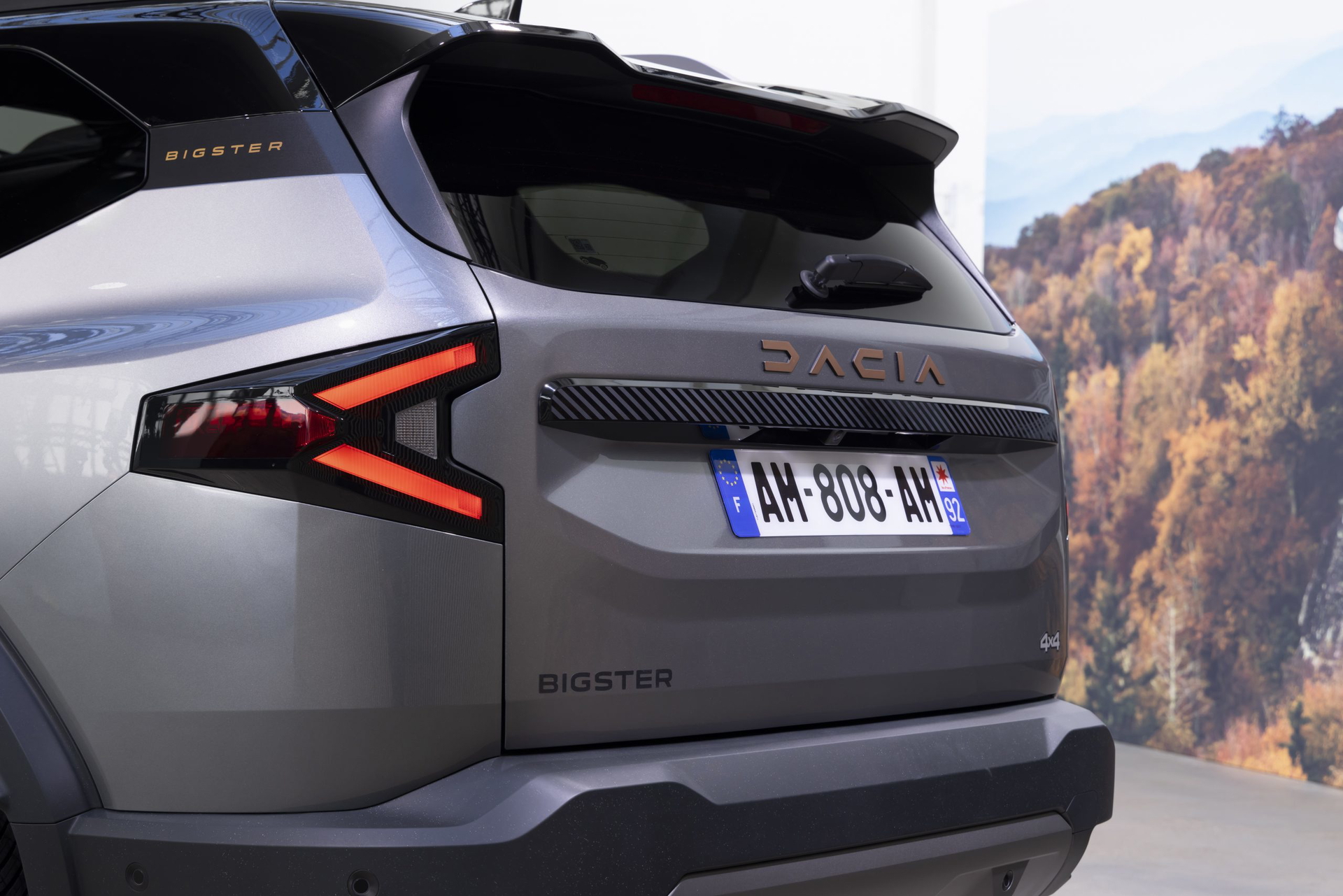 Vista trasera del Dacia Bigster 2025 en color Gris Schiste, destacando su robustez y diseño moderno.
