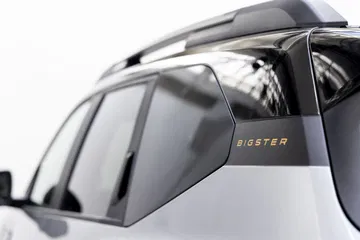 Vista cercana del emblema Bigster en el pilar C de un Dacia Bigster.