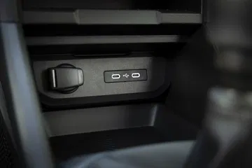 Vista cercana de los puertos USB integrados en la consola central del Dacia Bigster.