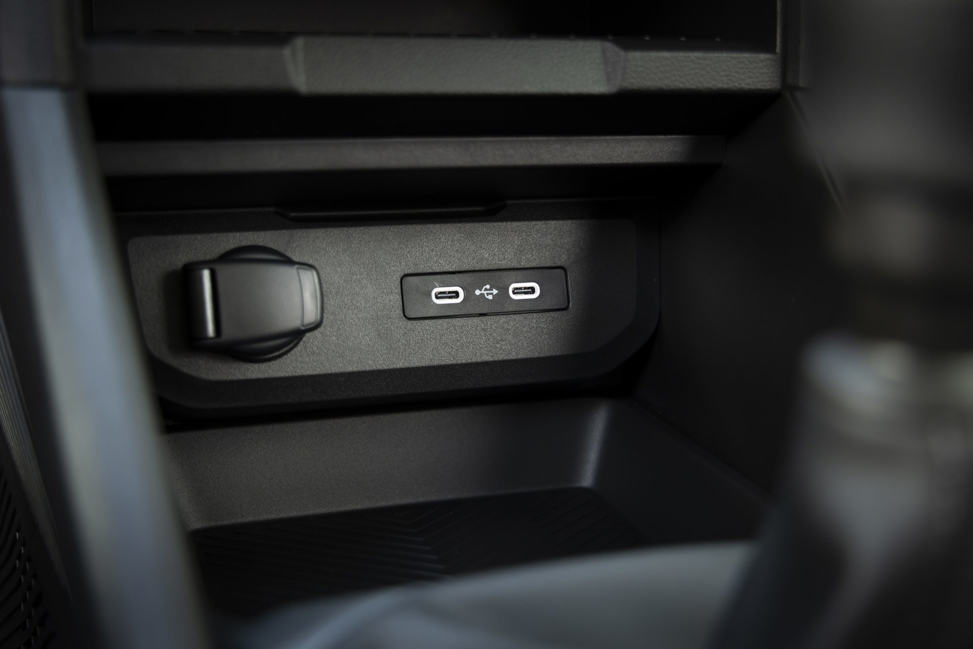 Vista cercana de los puertos USB integrados en la consola central del Dacia Bigster.
