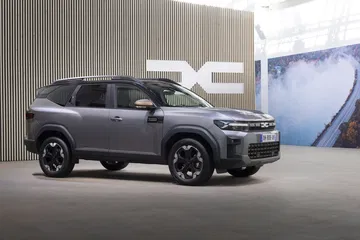 Vista lateral del Dacia Bigster en acabado Extreme Gris Schiste, comparativo con RAV4.