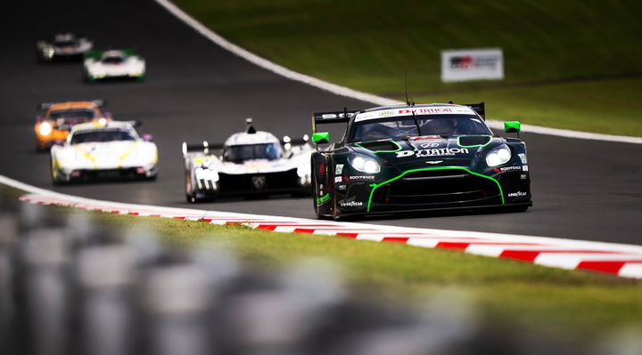 Vista dinámica del Aston Martin Vantage de D'station Racing en competencia WEC