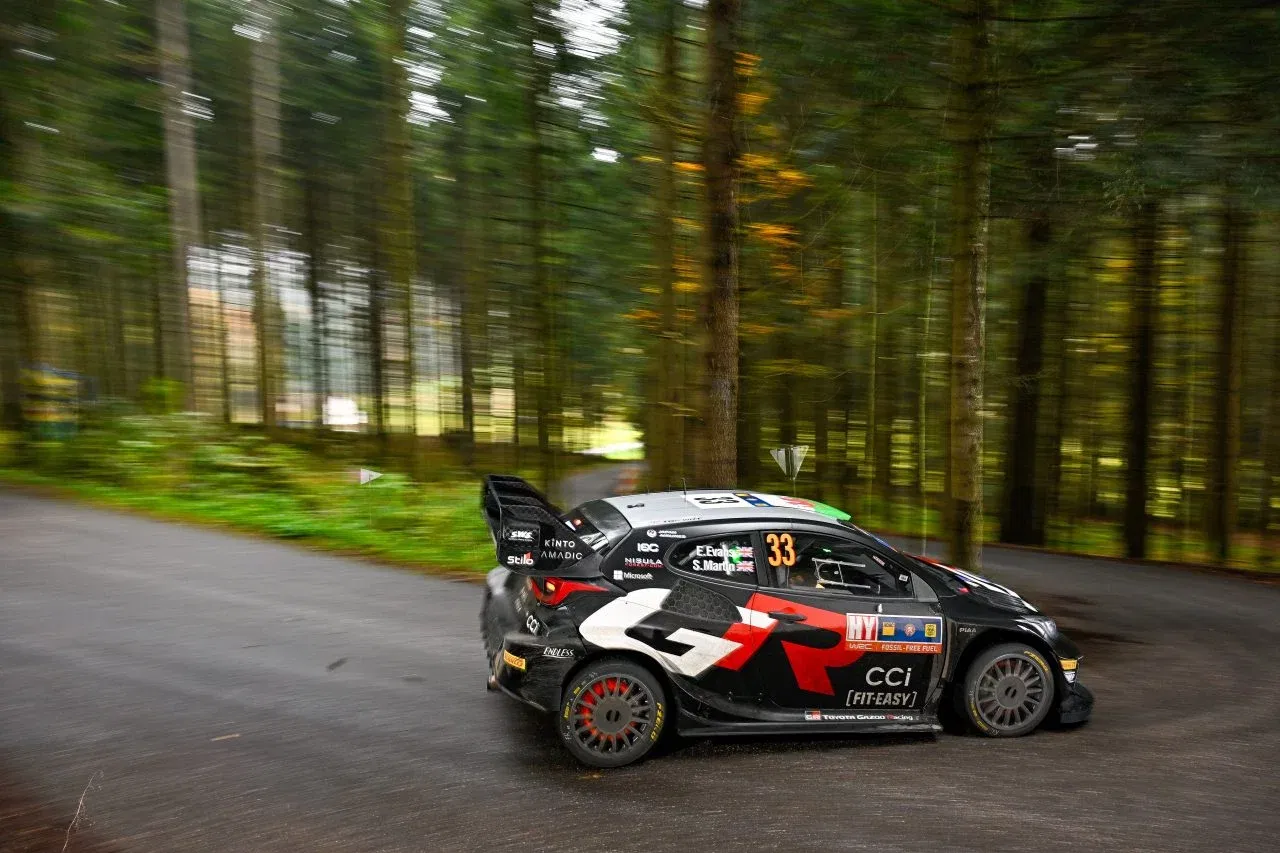 El vehículo compite con destreza en el Rally de Centroeuropa, mostrando su dinamismo y livery de competición El vehículo compite con destreza en el Rally de Centroeuropa, mostrando su dinamismo y livery de competición
