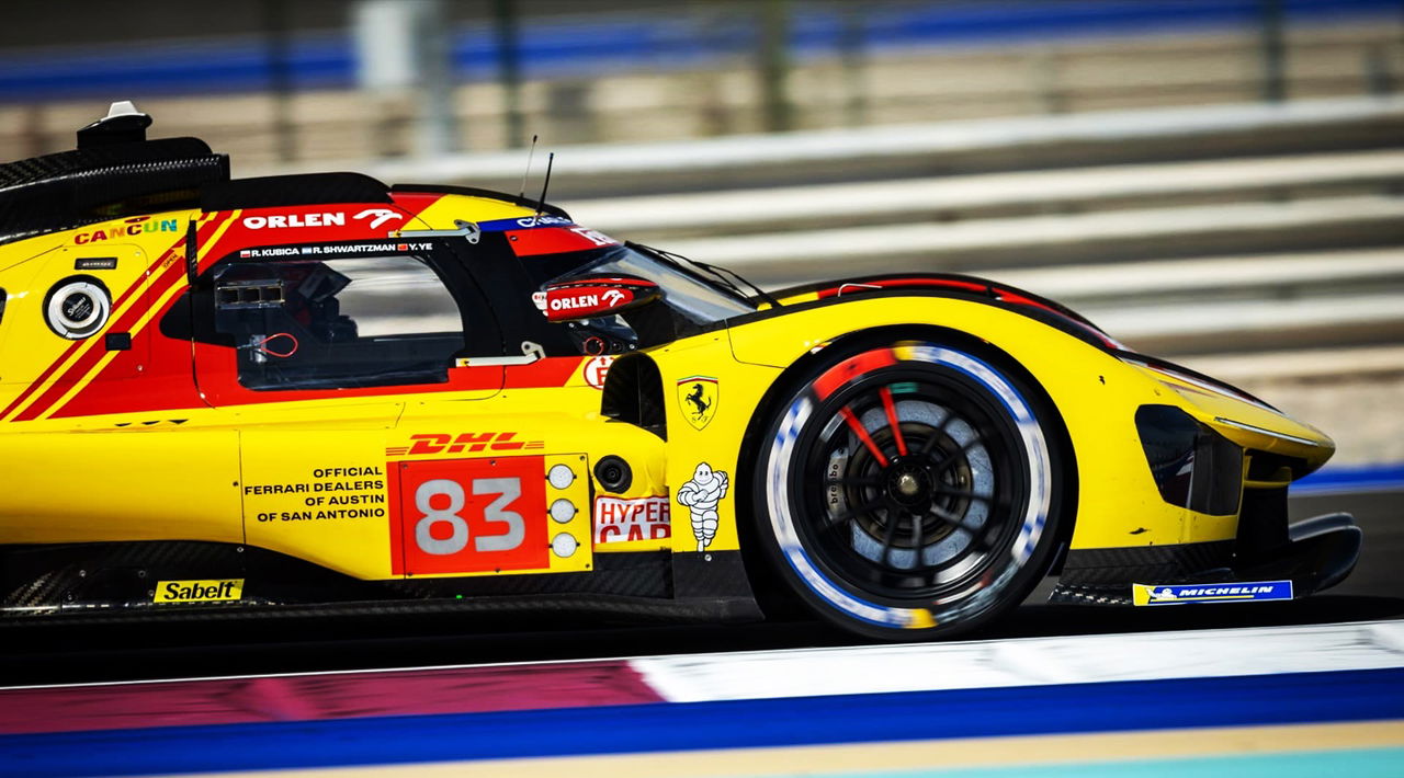 Vista lateral de un Ferrari 499P de AF Corse en competición.