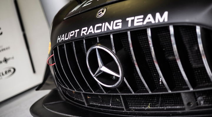 Vista cercana del logo de Haupt Racing Team en un Mercedes AMG GT3