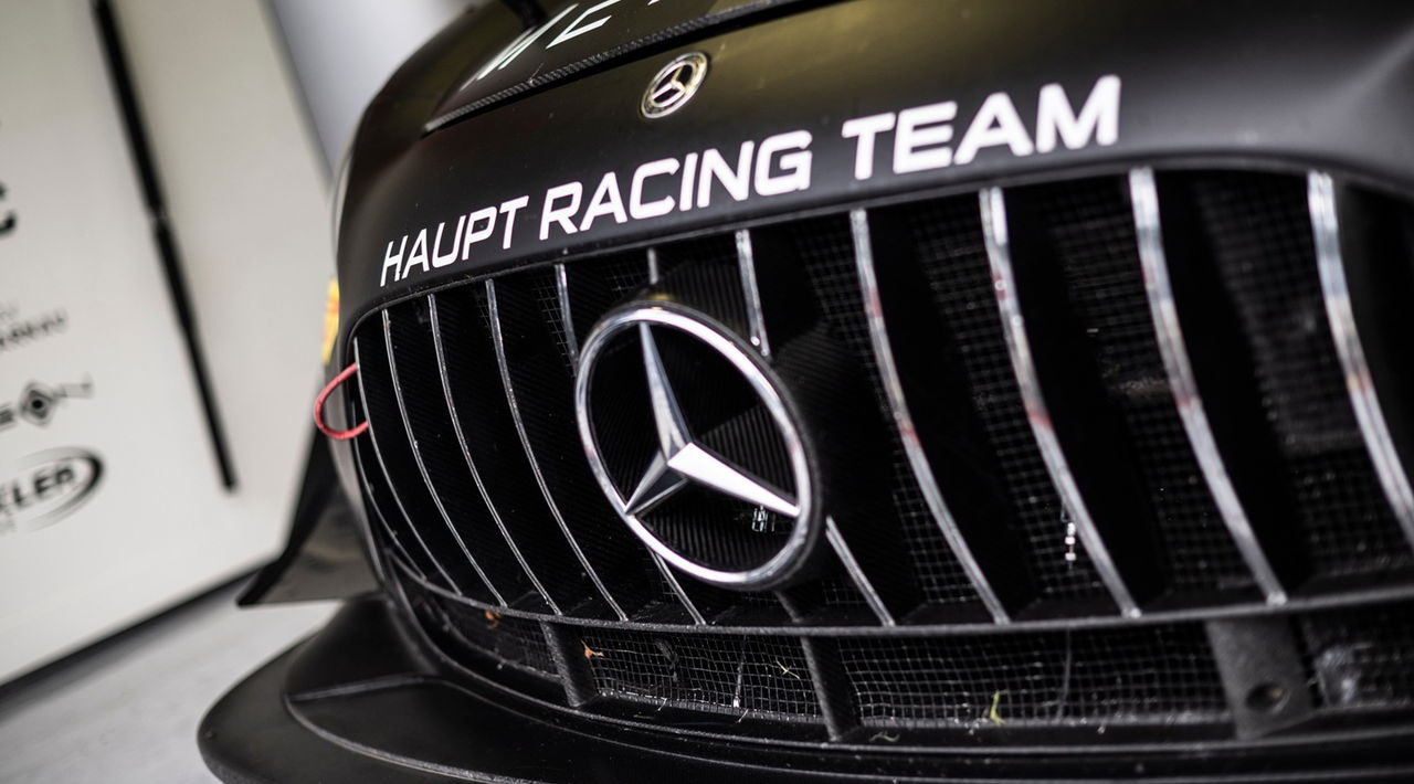 Vista cercana del logo de Haupt Racing Team en un Mercedes AMG GT3