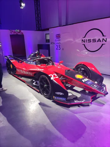 Vista lateral del monoplaza Nissan de Fórmula E expuesto en París.