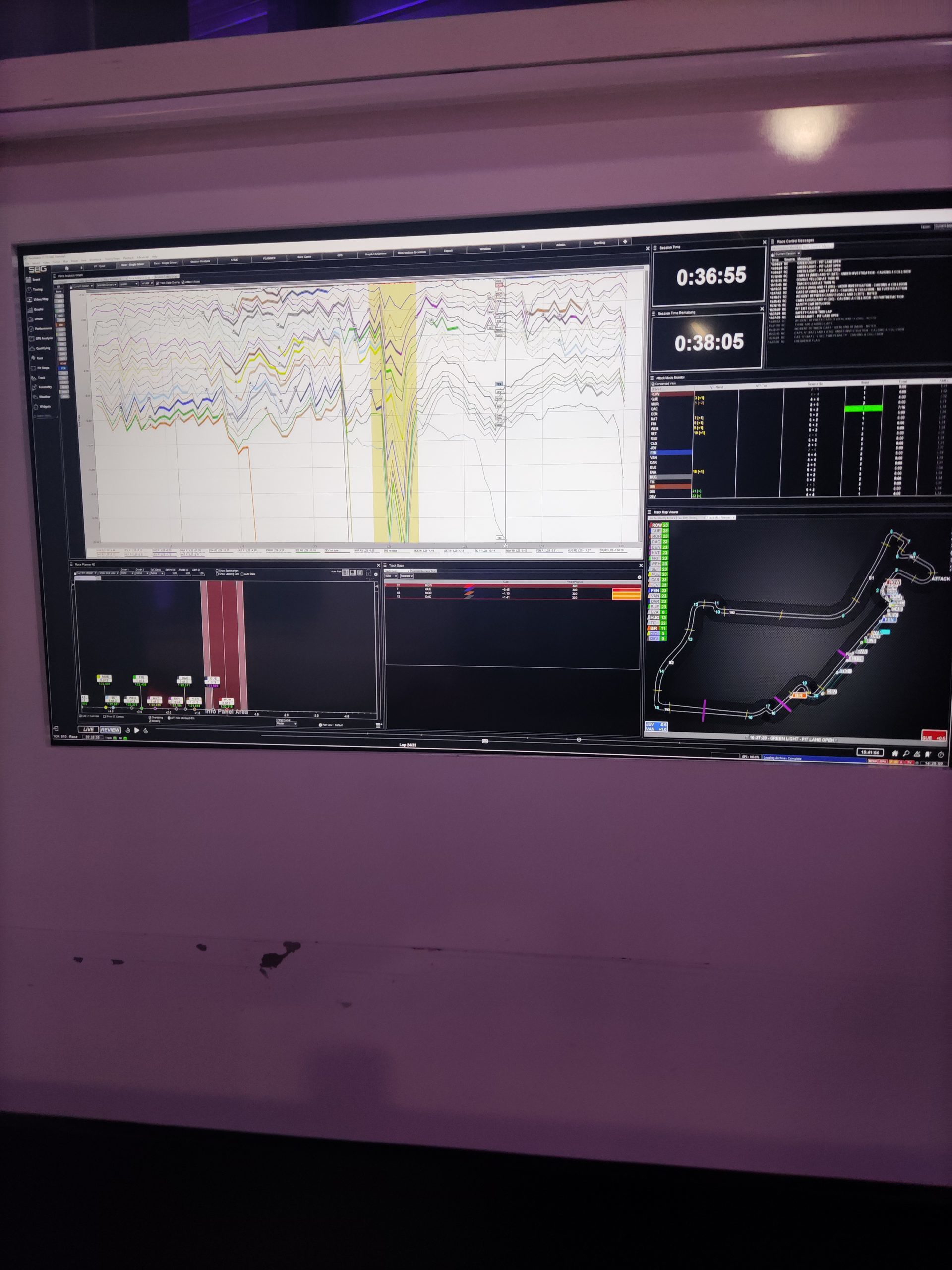 Consola de monitoreo y datos de performance de un vehículo Nissan.