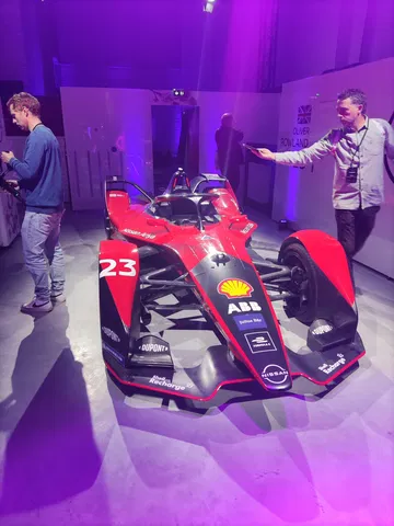 Monoplaza de Nissan en pista, enfocado en aerodinámica y diseño vanguardista.