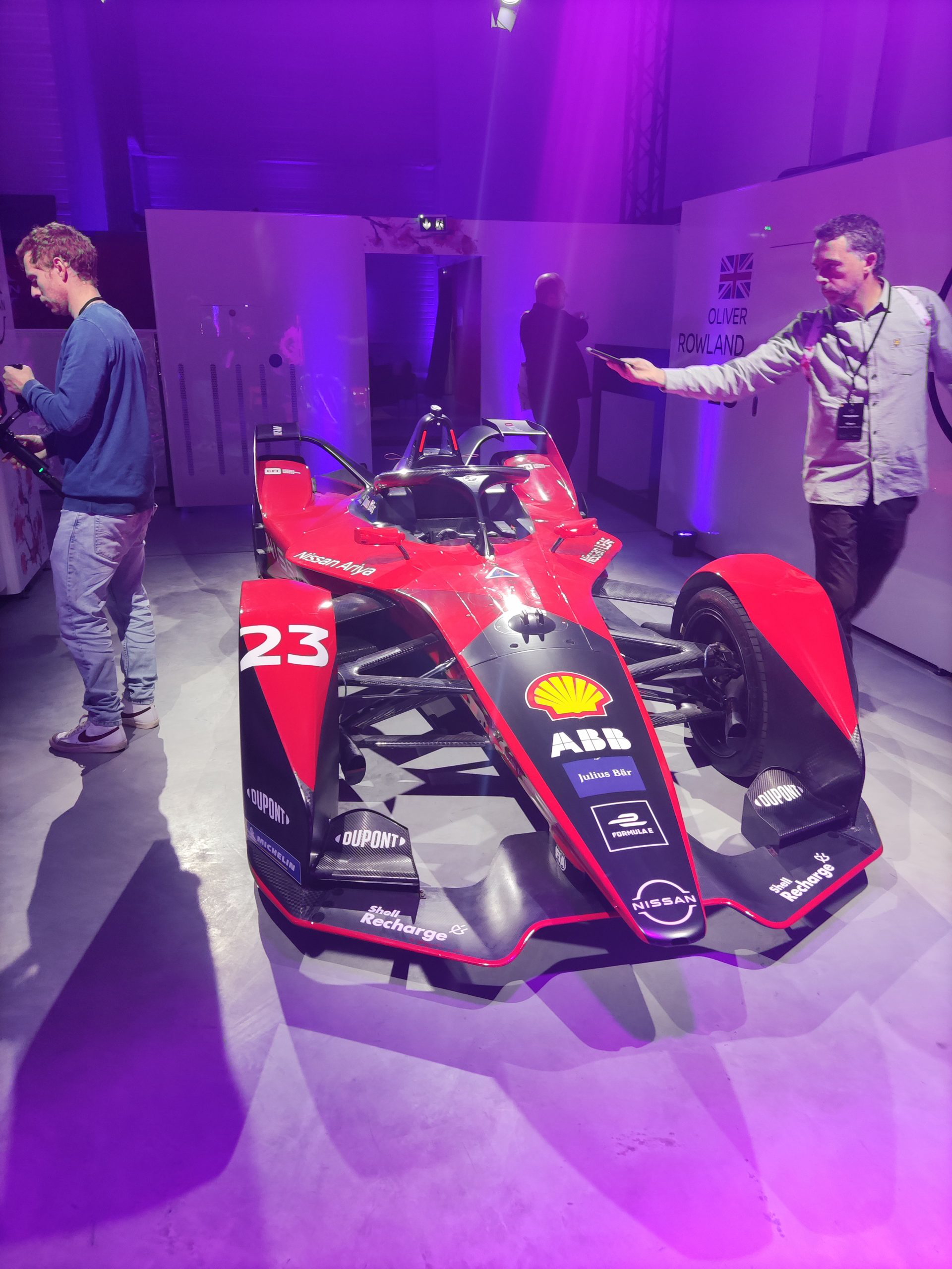 Monoplaza de Nissan en pista, enfocado en aerodinámica y diseño vanguardista.