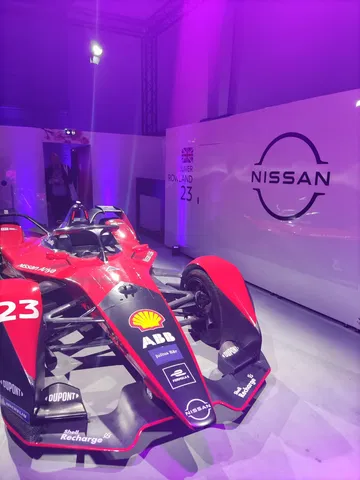 Monoplaza de Nissan revelado en el evento de París, destacando su diseño aerodinámico y patrocinios.