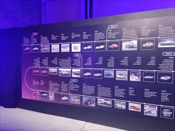 Exposición histórica modelos Nissan con fechas y descripciones relevantes.