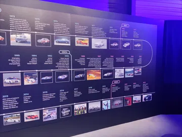 Vista de una exhibición histórica de modelos de Nissan con descripciones visuales.