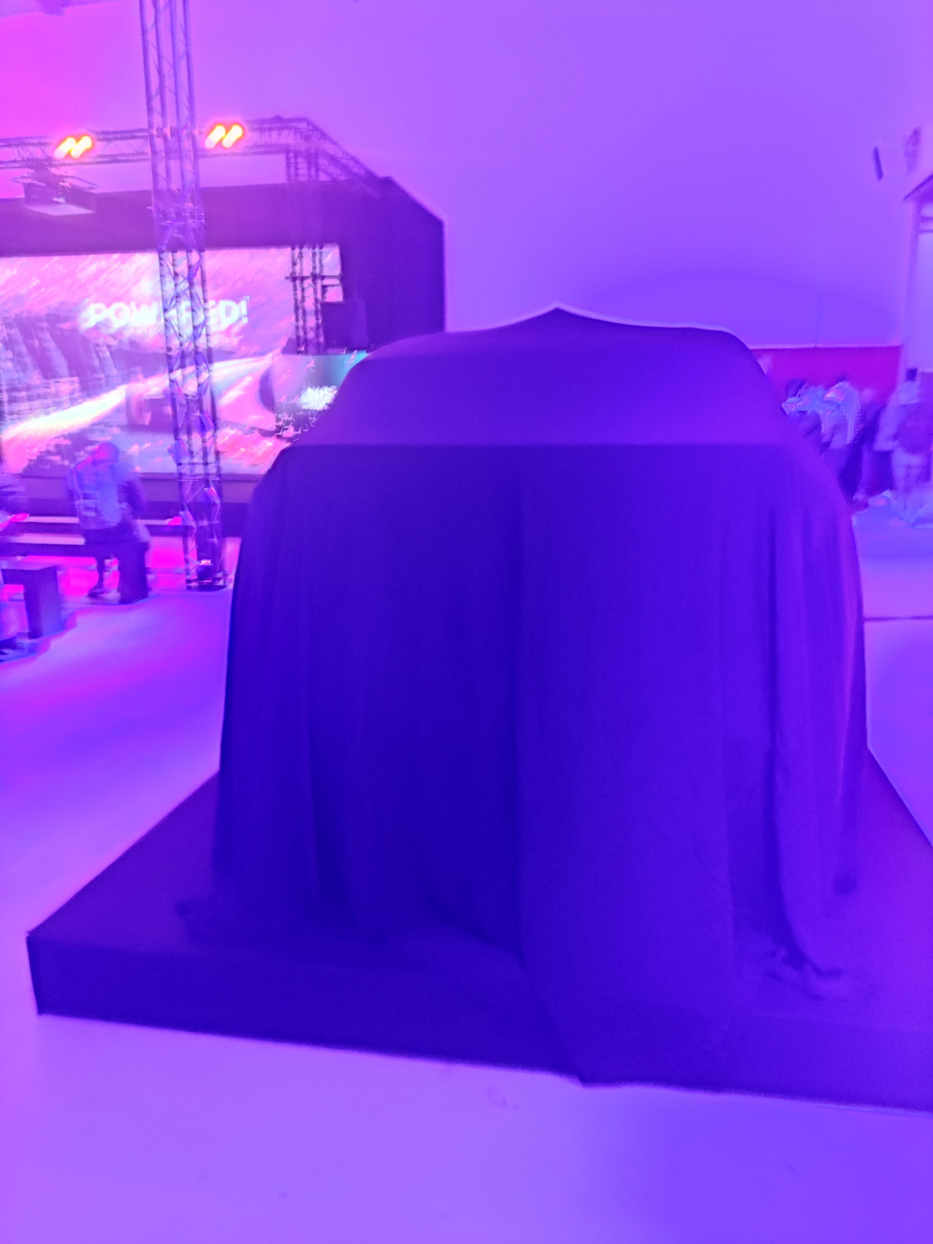 Próxima revelación de Nissan bajo un velo de misterio, expectación en el ambiente.