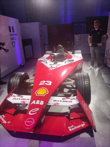 Vista frontal y lateral de la nueva propuesta eléctrica de Nissan en el Diario de París.