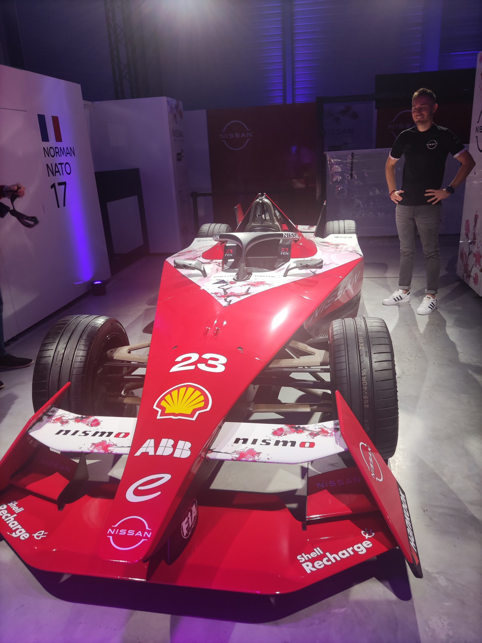 Vista frontal y lateral de la nueva propuesta eléctrica de Nissan en el Diario de París.