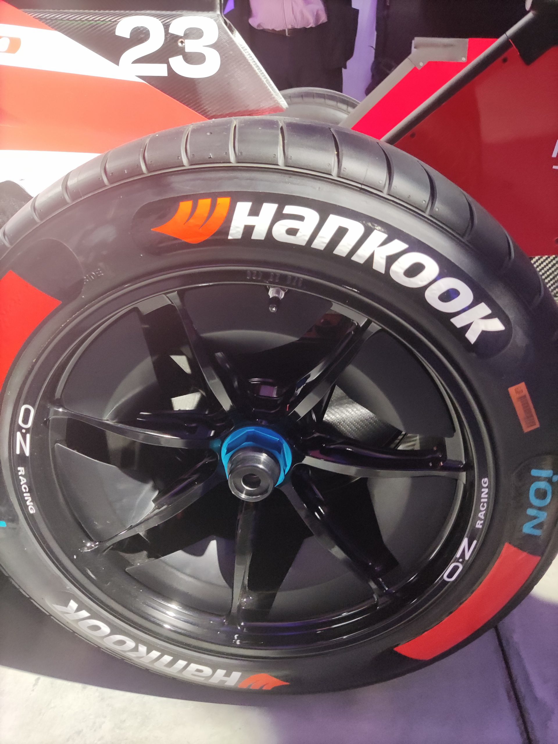 Neumático Hankook en detalle en vehículo Nissan.