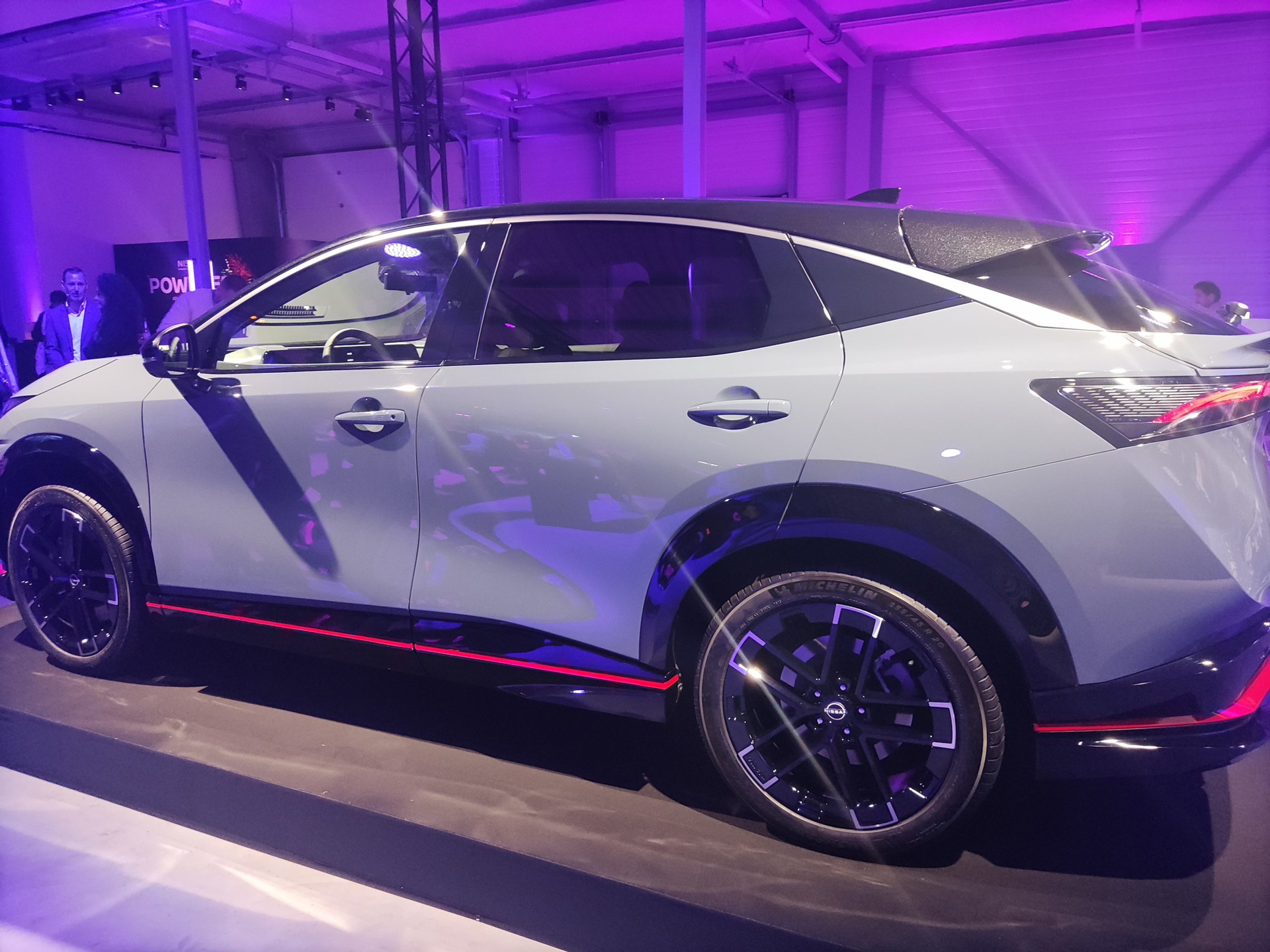 Vista lateral del nuevo Nissan con diseño innovador y líneas dinámicas.