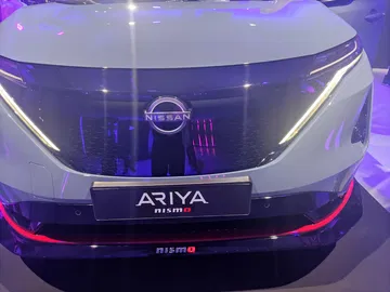 Vista frontal del nuevo Nissan Ariya Nismo, enfocando detalles de diseño y tecnología de iluminación.