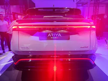 Vista trasera del Nissan Ariya Nismo resaltando su diseño audaz y deportivo.