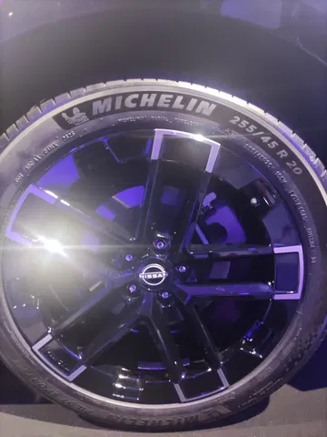 Primer plano de la rueda de un Nissan, destacando diseño y llantas.