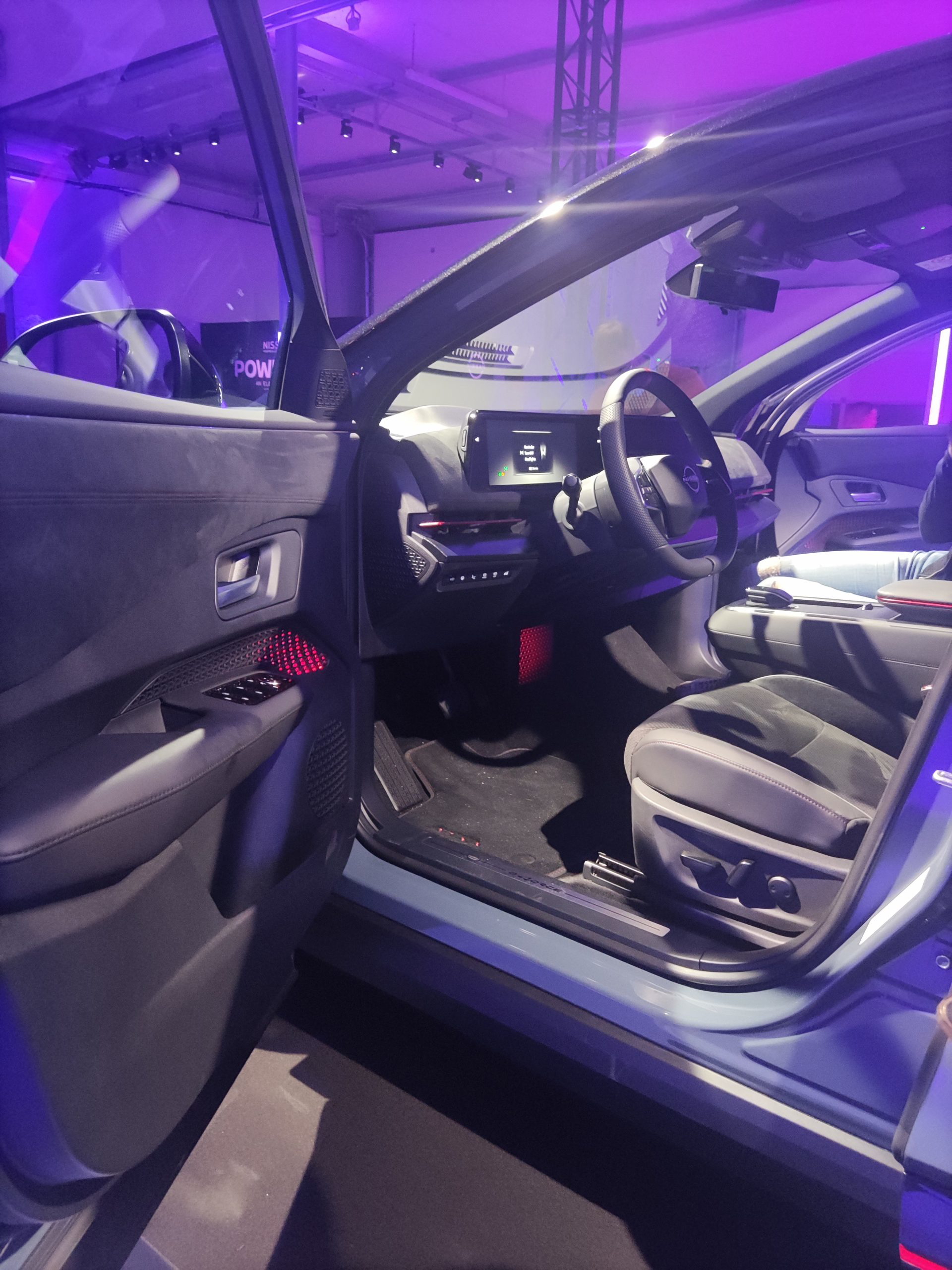 Vista innovadora del habitáculo Nissan, destacando tecnología y confort.