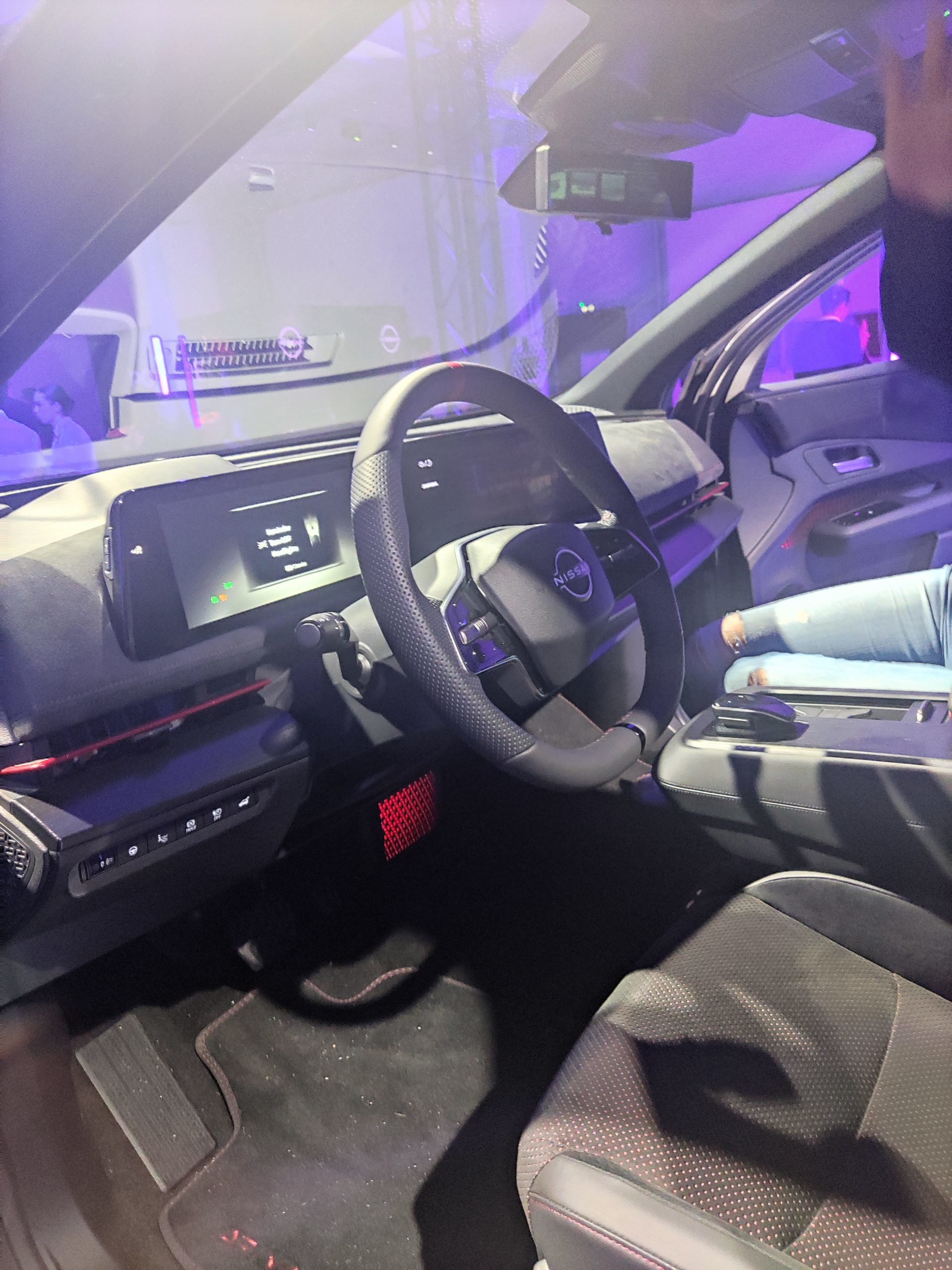 Vista del puesto de conducción de Nissan, destacando tecnología y ergonomía