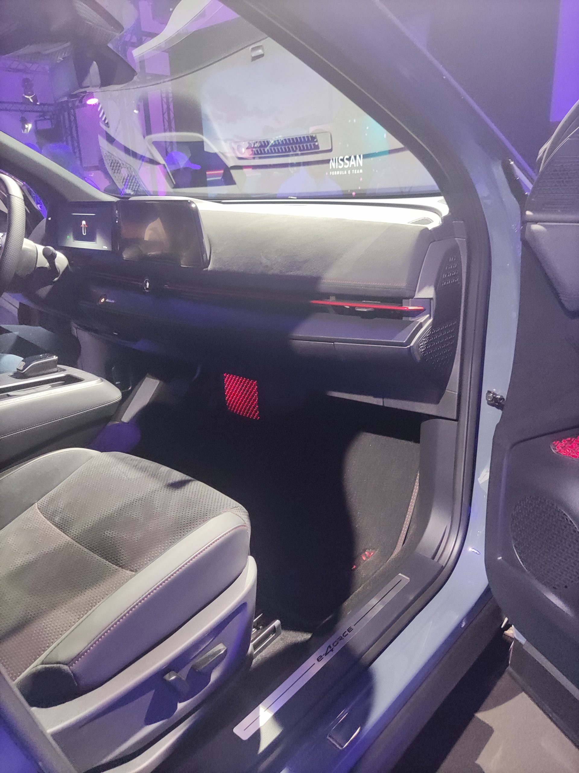 Vista lateral del avanzado habitáculo de un Nissan, diseño y tecnología se fusionan.