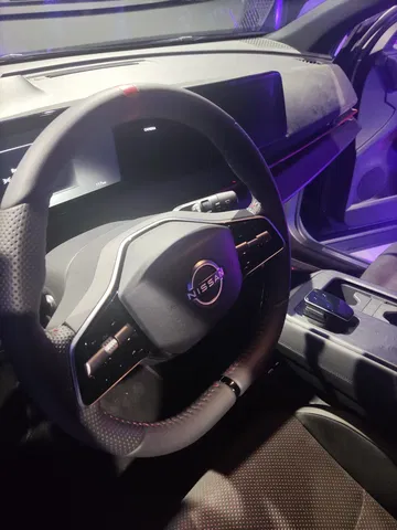 Volante de Nissan con comandos integrados y acabados de alta calidad.