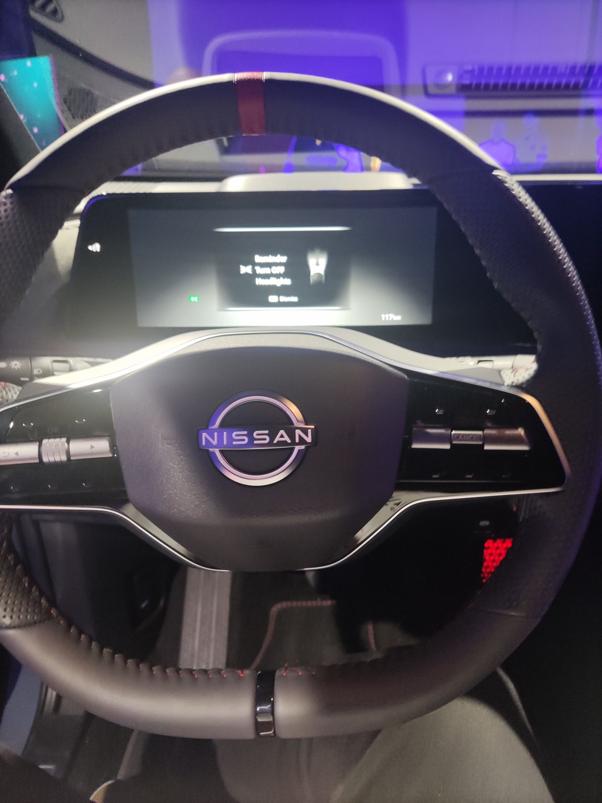 Volante e instrumentación digital de Nissan con acabados premium.